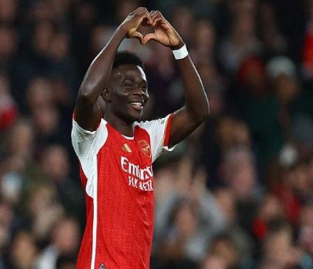 Pemain Arsenal Bukayo Saka melakukan selebrasi. REUTERS/Hannah Mckay