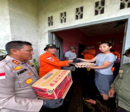 Bupati dan Kapolres Kepulauan Meranti terlihat memberikan bantuan kepada korban banjir di Kecamatan Rangsang Barat