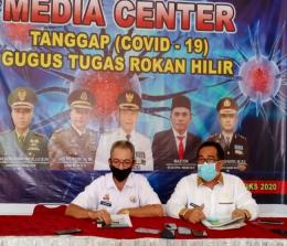 Plt Kadis Kominfotiks Rohil, Hermanto Uban, didampingi Jubir Tanggap Covid-19 Rohil, Ahmad Yusuf, saat menggelar konferensi pers.
