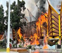 Gedung MPP Pekanbaru terbakar beberapa waktu lalu.(foto: int)