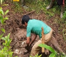 Setelah membunuh korban, pelaku mengubur jasadnya dekat pohon durian (foto/int)