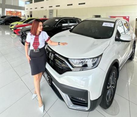 Sales counter Honda Soekarno hatta di samping Honda CR-V.