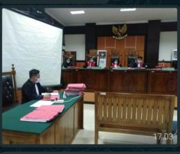 Mejalis Hakim PN Pasir Pangaraian, vonis 5 tahun penjara dan denda Rp150 juta terhadap terdakwa pencabulan anak.