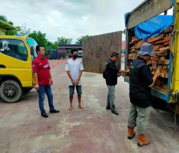 Polres Inhu dan Polhut mengamankan 1 truk canter kayu olahan yang diduga berasal dari kawasan TNBT.
