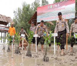 Polres Kepulauan Meranti bersama Pemerintah Kecamatan dan Desa melakukan penanaman 1.000 Mangrove di pantai Tanjung Motong