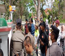 Ketua DPP LMCM Riau, Jefrizal mengungkapkan tabur beras kunyit di depan kantor bupati Kepulauan Meranti
