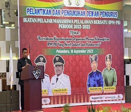 Bupati Zukri beri sambutan dalam acara pengukuhan dewan pengurus Ikatan Pelajar Mahasiswa Pelalawan Bersatu (IPM-PB) periode 2023-2025 (foto/andi)