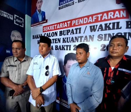Suhardiman Amby kembalikan formulir calon Bupati Kuansing 2024 ke Demokrat Kuansing.(foto: ultra/halloriau.com)