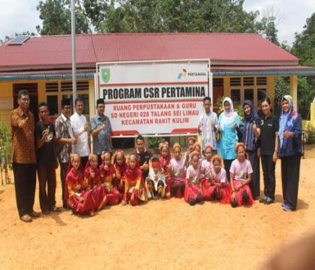 Pertamina EP Lirik Field bersama anak-anak Suku Talang Mamak.(foto: dasmun/halloriau.com)