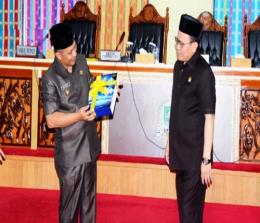 Wakil Bupati Bengkalis, Bagus Santoso menyerahkan LKPJ Pemkab Bengkalis 2022 kepada Ketua DPRD Bengkalis, H Khairul Umam.(foto: zulkarnaen/halloriau.com)