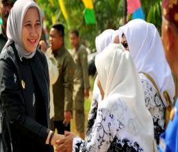 Bupati Inhu, Rezita Meylani saat hadiri halal bihalal PGRI Batang Cenaku.(foto: andri/halloriau.com)