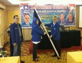 Ketua DPD PAN Kuansing Komperensi terima bendera petaka PAN yang diserahkan DPW PAN Riau Syamsurizal.