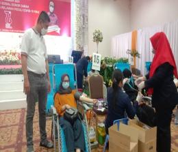 Pelaksanaan kegiatan donor darah yang digelar oleh PMI Kota Pekanbaru dan Relawan Peduli Covid-19 Riau dalam rangka HUT PMI yang ke-76 tahun sukses digelar di Hotel Furaya Pekanbaru
