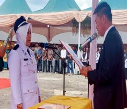 Bupati Rohil, Afrizal Sintong SIP melantik Hj Rusnarwati SPd MM menjadi Pj Datin Penghulu Ujung Tanjung.(foto: afrizal/halloriau.com)