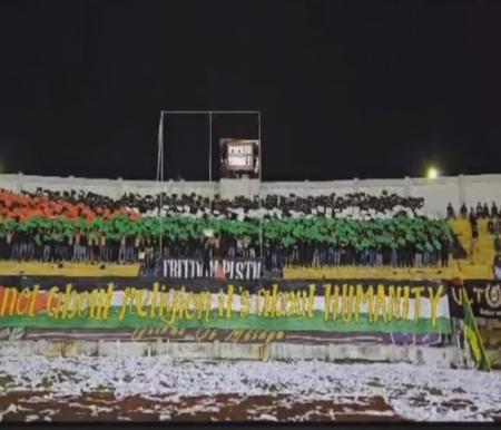 Suporter membawa bendera Palestina saat PSPS Riau vs Persiraja (foto/instagram)