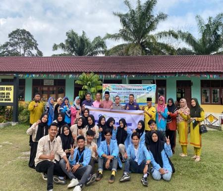 Mahasiswa KKN dari Desa Geringging Jaya dan Desa Muara Langsat bantu peserta pakai aplikasi desain grafis (foto/int)
