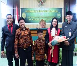Staf Ahli Bupati Bengkalis, H Indra Gunawan foto bersama dengan Ketua PN Bengkalis yang baru.