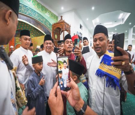 Masyarakat antusias ajak Pj Gubernur Riau, SF Hariyanto foto bersama di Salat di Masjid Raya An-Nur (foto/Yuni)