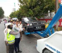 Dishub Pekanbaru dibantu kepolisian razia kendaraan parkir sembarangan. (foto/int)