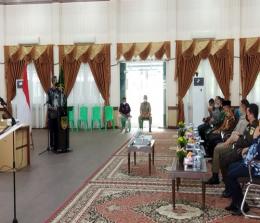 Sekdakab Rohil, HM Job Kurniawan menyampaikan sambutan saat penyerahan sertifikat tanah di Gedung H Misran Rais. 
