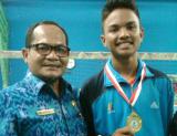 Hendrawan Fauzi Saputra, siswa SMK  Hasanah foto bersama panitia O2SN Tingkat Provinsi Riau, usai menerima kalungan medali emas.