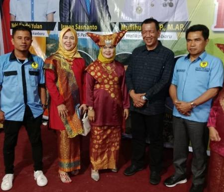Foto bersama Bupati Pesisir Selatan Rusma Yul Anwar dan Ketua IKPS Pekanbaru Irman Sasrianto.