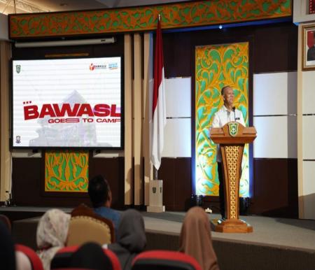 Bawaslu Riau gelar sosialisasi pengawasan pemilu yang dihadiri langsung Rektor UIR, Syafrinaldi (foto/int)