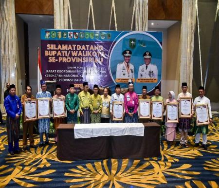 Sekda Dumai terima penghargaan penurunan prevalensi stunting dari Gubernur Riau (foto/bambang)