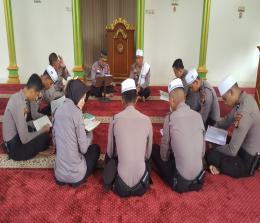 Sejumlah personel Polres Pelalawan membaca Alquran di bulan ramadan.(foto: andi/halloriau.com)