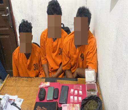 Beberapa tersangka narkoba di Pangkalan Kuras dan Bandar Petalangan diamankan di Mapolres Pelalawan.(foto: andi/halloriau.com)