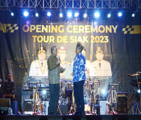 Ketua KONI Riau Iskandar Hoesin menyerahkan SK tuan rumah Porprov ke Bupati Siak Alfedri (foto/rahmat)