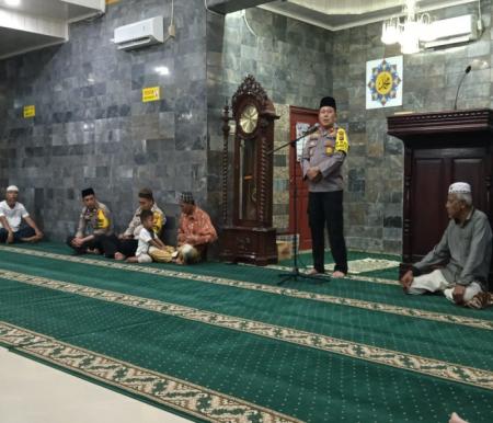 Kapolsek Pekanbaru Kota, Kompol Masjang Effendi dan jajarannya di Masjid Baitul Hikmah (foto/ist)