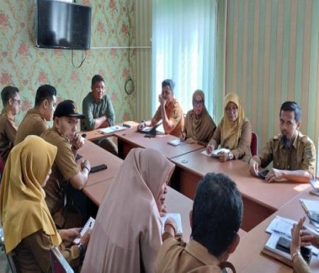 Kepala Dinas DKPP Dumai Mukhlis Suzantri memimpin rapat persiapan pelaksanaan GPM (foto/bambang)