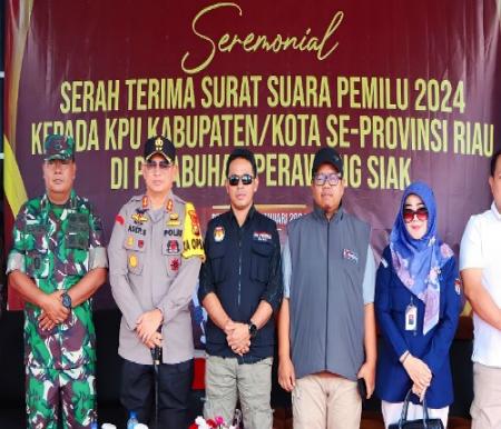 Kapolres Siak, AKBP Asep Sujarwadi saat serah terima surat suara Pemilu 2024 di Pelabuhan Pelindo Perawang.(foto: istimewa)