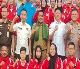Bupati Pelalawan, Zukri Misran bersama para atlet dan pelatih berprestasi di Porprov Riau X Kuansing.(foto: andi/halloriau.com)