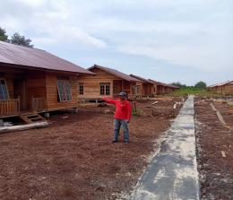 Ahli waris pemilik lahan bersama Ketua LSM PERADES dan Ketua Harian LBH Sri Bijuangsa saat mengecek lokasi pembangunan rumah layak huni. 