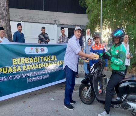 PWI Riau berbagi takjil untuk pengemudi ojol di Jalan Gajah Mada Pekanbaru.(foto: istimewa)