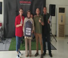 Manajemen Honda Arista Sudirman Pekanbaru menyerahkan Honda WR-V perdana ke konsumen.(foto: rico/halloriau.com)