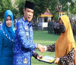 Pj Walikota Pekanbaru, Muflihun didampingi istri memberikan penghargaan kepada perempuan tangguh dalam rangka Hari Ibu 2022.(foto: rahmat/halloriau.com)
