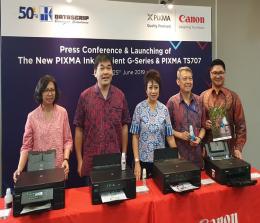Canon Division Director PT Data Script Merry Harun (tengah), dalam cara peluncuran empat printer Canon Pixma baru di Jakarta, Selasa (25/6/2019). foto kompas