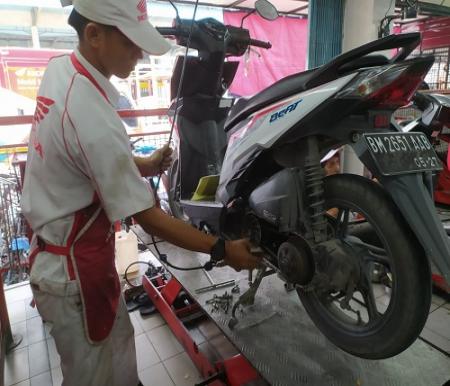 Performa motor Honda bisa terawat baik dengan selalu rutin servis (foto/int)
