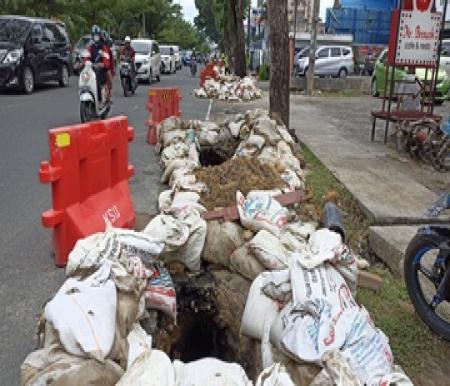 Proyek SPAM di Jalan Sudirman dikeluhkan warga Pekanbaru (foto/rahmat)