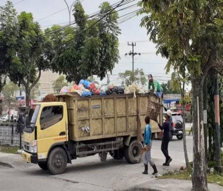 Ilustrasi Pemko Pekanbaru tetap memakai jasa pihak ketiga untuk angkutan sampah tahun 2024 (foto/int)