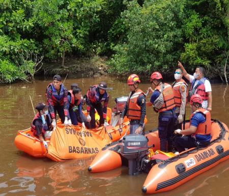 Tim SAR temukan korban terjatuh dari Jembatan Siak 1 dalam kondisi meninggal (foto/int)