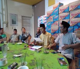 Ketua KUD Bina Sejahtera rapat bersama tokoh masyarakat Desa Pasir Ringgit (foto/bayu)