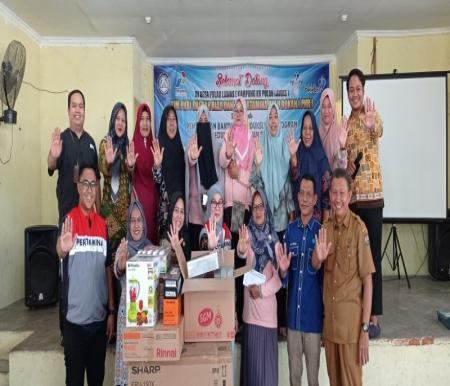 PHR menyalurkan alat produksi PMT untuk kelompok Dapur Sehat Atasi Stunting di Kampung KB Pulau Lawas, Kecamatan Bangkinang (foto/ist)