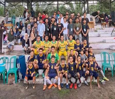 Bupati Pelalawan bersama tim juara turnamen Lubuk Raja Cup 1.(foto: andi/halloriau.com)