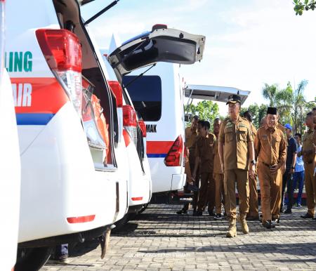 Plt Bupati Kepulauan Meranti, Asmar saat meninjau Pusling dan Ambulance yang akan dibagikan ke Puskesmas