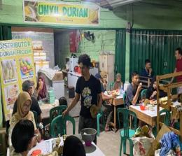 Konsumen menikmati makan durian di Unyil Durian.(foto: diana/halloriau.com) 