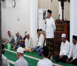 Gubernur Riau, Syamsuar saat safari Ramadan di Masjid Al-Muqarrobin, Kelurahan Kampung Tengah, Kecamatan Sukajadi.(foto: mcr)
